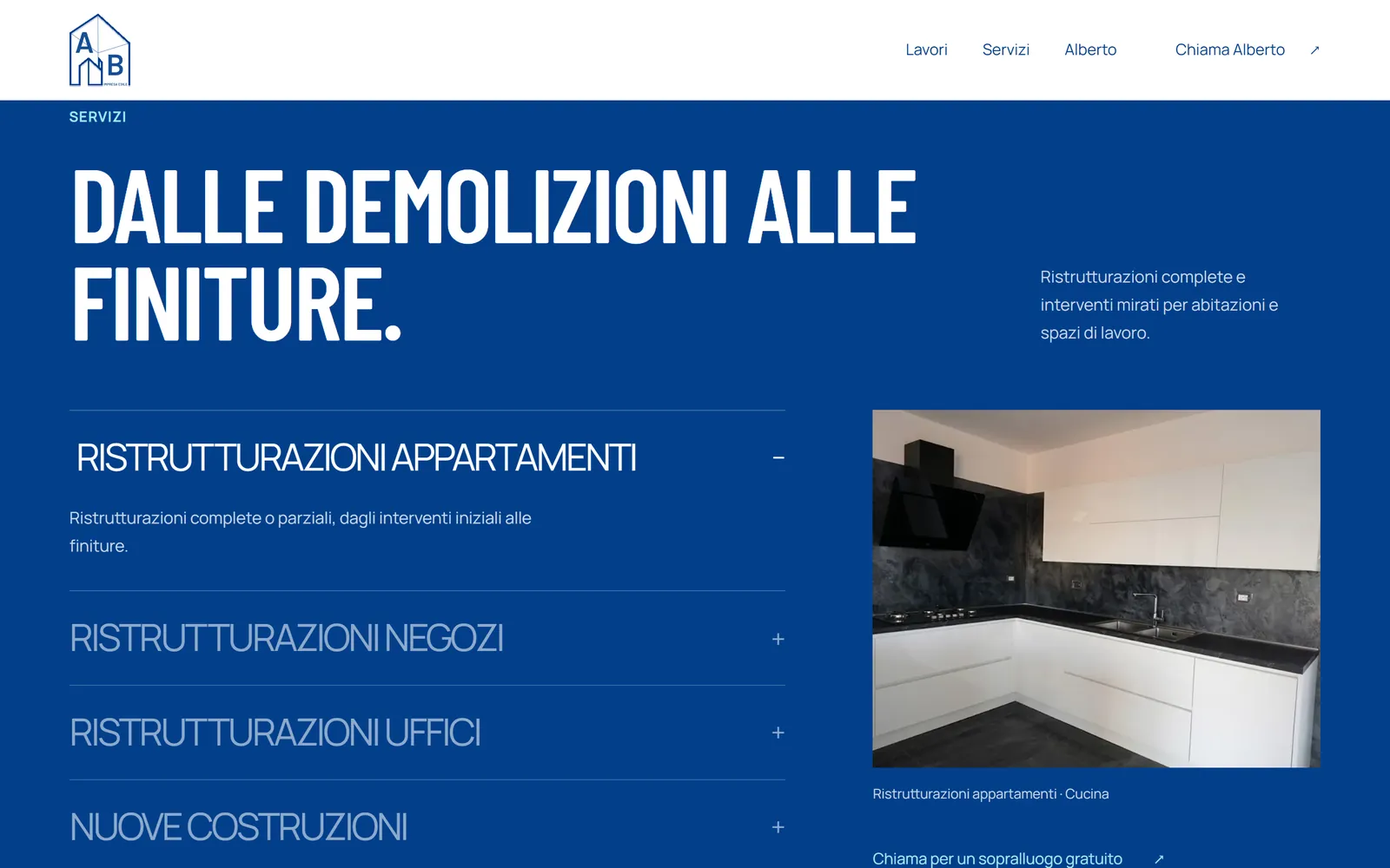 La sezione servizi su blu francese: «Dalle demolizioni alle finiture.», l’elenco con le ristrutturazioni di appartamenti aperte e la fotografia di una cucina.